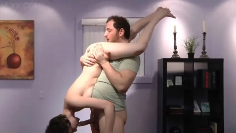 Lén du lịch đêm, con gái bị bố phát hiện và "phạt yêu"